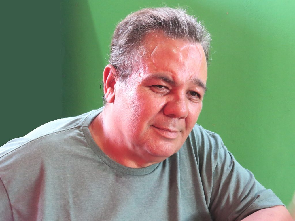 Vicente Portella olhando profundamente